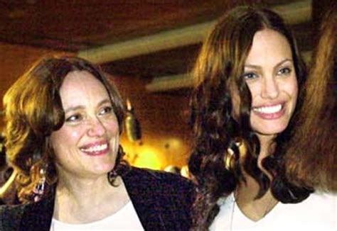 Angelina Jolies Mother Dies